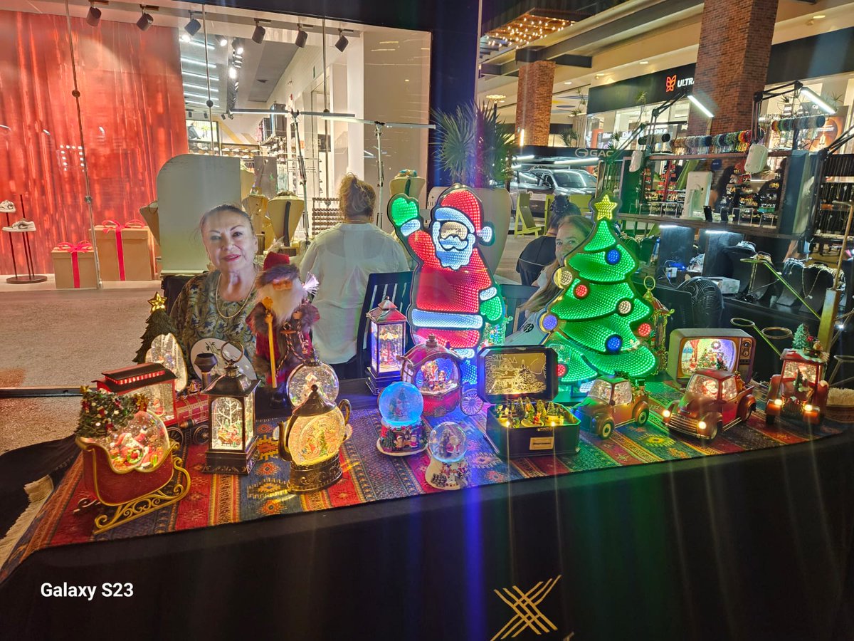 Por si preguntaban a qué me dedico...  Estamos en Cancún, Holbox y la semana que entra en el mercado de Medellín. Para ropa de mujer atendemos en privado, en casa.