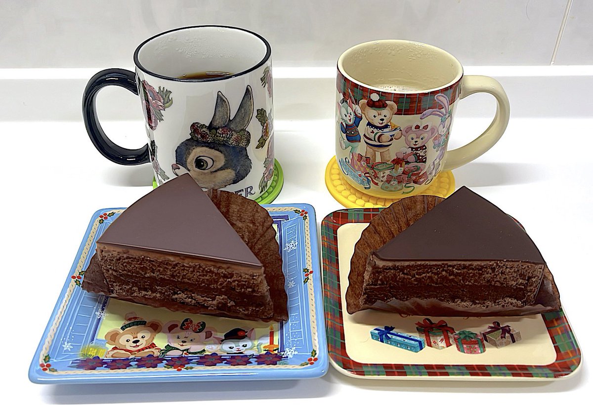kumi8823's tweet photo. 午前中 美容院でした💇♀️
いつものケーキ屋店で買って来た😋
ザッハを食べたくて…
他のケーキも欲しくなり2個のつもりが4個😅
ザッハは、remplirが一番美味しい💖
#remplir https://t.co/MHy0g7qgNT
