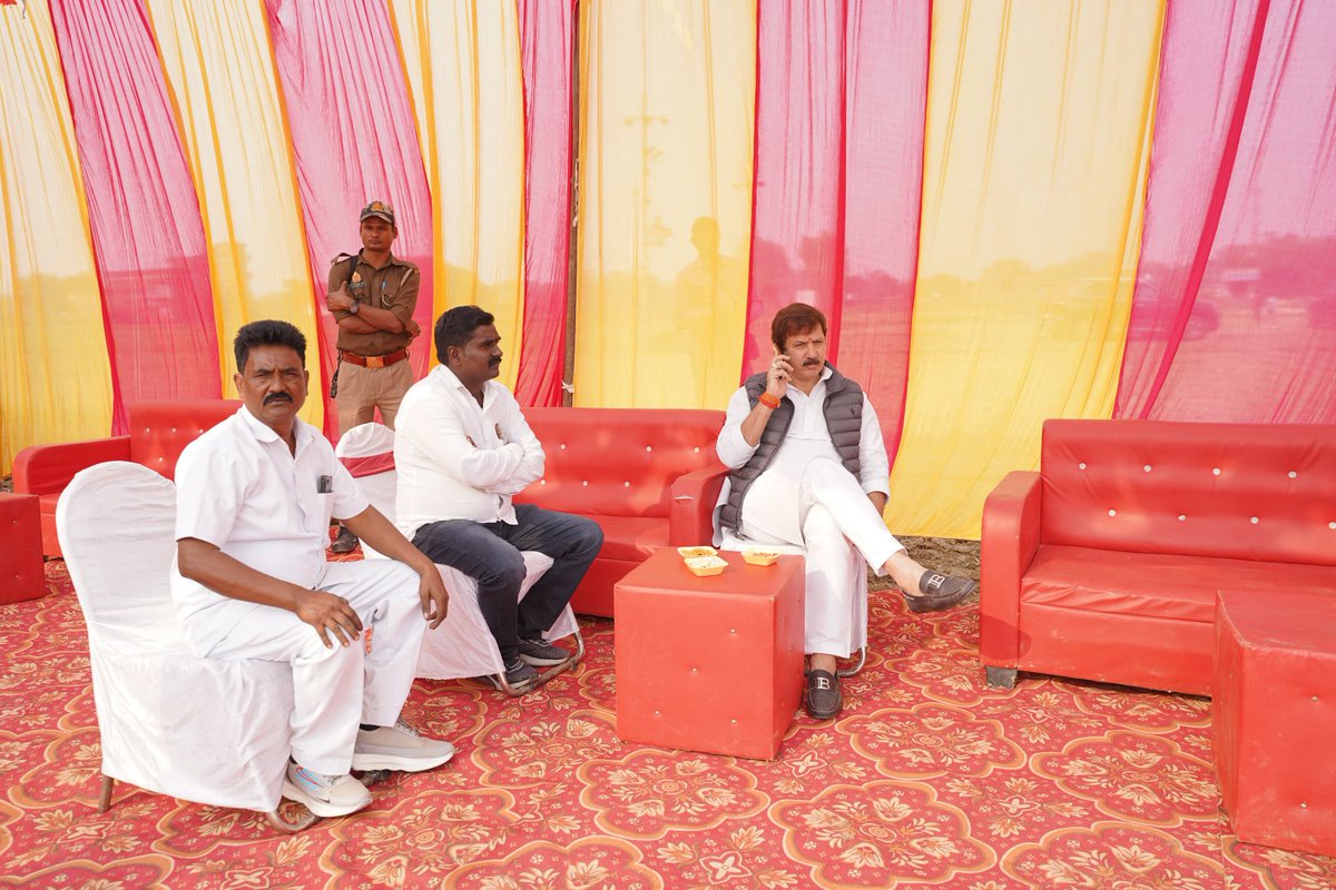 MDhananjaySingh's tweet image. मल्हनी विधानसभा के ग्रामसभा मुरैलापुर में रमेश चौहान जी के यहां बिटिया की शादी में उपस्थिति।

#मल्हनी