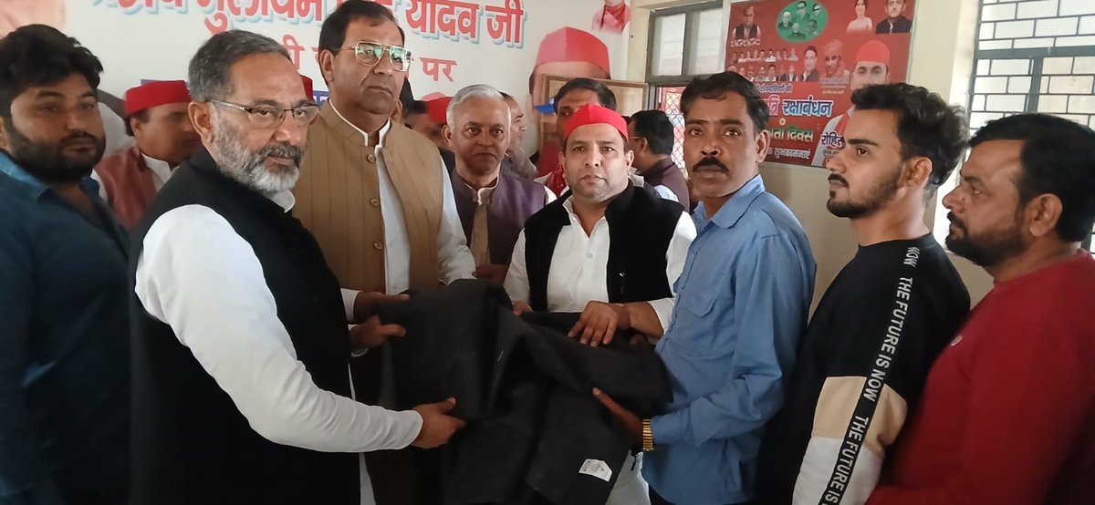 rajkumarbhatisp's tweet image. भारत में समाजवाद, सामाजिक न्याय और पंथ निरपेक्षता के पुरोधा, समाजवादी पार्टी के संस्थापक स्व. मुलायम सिंह यादव जी की 85वीं जयंती के अवसर पर पार्टी के जिला गौतमबुद्ध नगर कार्यालय पर आयोजित कार्यक्रम में उन्हें श्रद्धांजलि अर्पित की और गरीबों को कंबल वितरित किए।