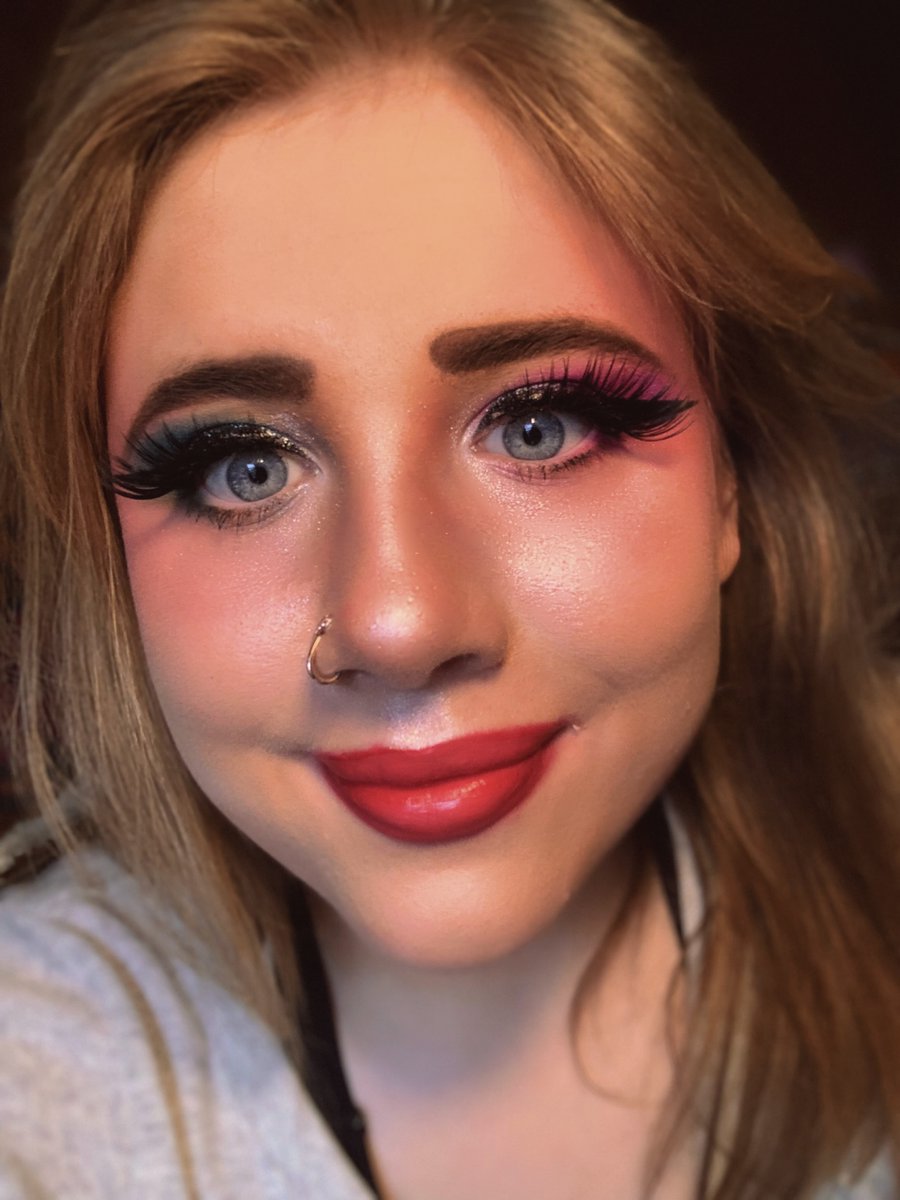 turney_sophia's tweet image. Glow made, not found.”📷
Soft makeup, soft energy.“still cute.”
#naturalglow #softvibes #prettywithpurpose
• “Didn’t know what to post, so… hey.”
#lightmakeup #everydaylook #glowup #selfies #selfie