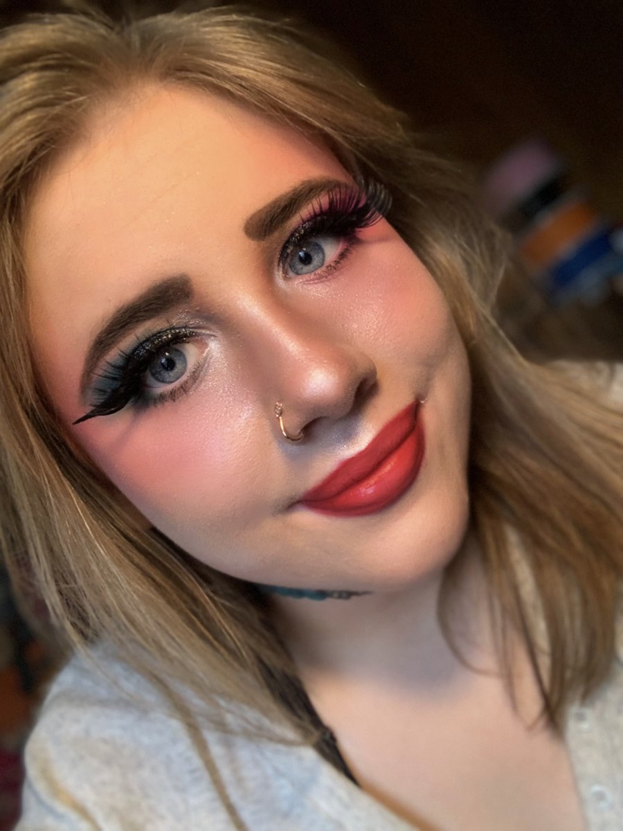 turney_sophia's tweet image. Glow made, not found.”📷
Soft makeup, soft energy.“still cute.”
#naturalglow #softvibes #prettywithpurpose
• “Didn’t know what to post, so… hey.”
#lightmakeup #everydaylook #glowup #selfies #selfie