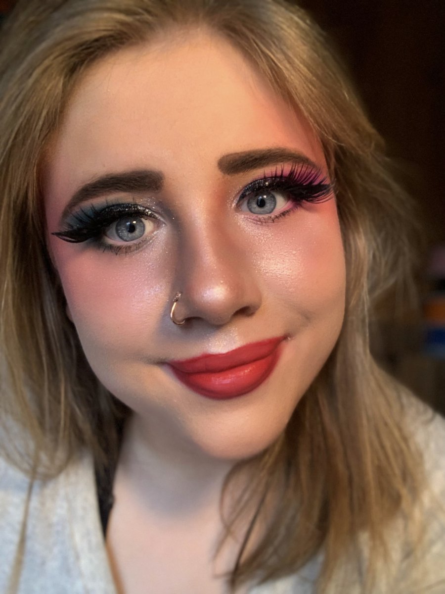 turney_sophia's tweet image. Glow made, not found.”📷
Soft makeup, soft energy.“still cute.”
#naturalglow #softvibes #prettywithpurpose
• “Didn’t know what to post, so… hey.”
#lightmakeup #everydaylook #glowup #selfies #selfie