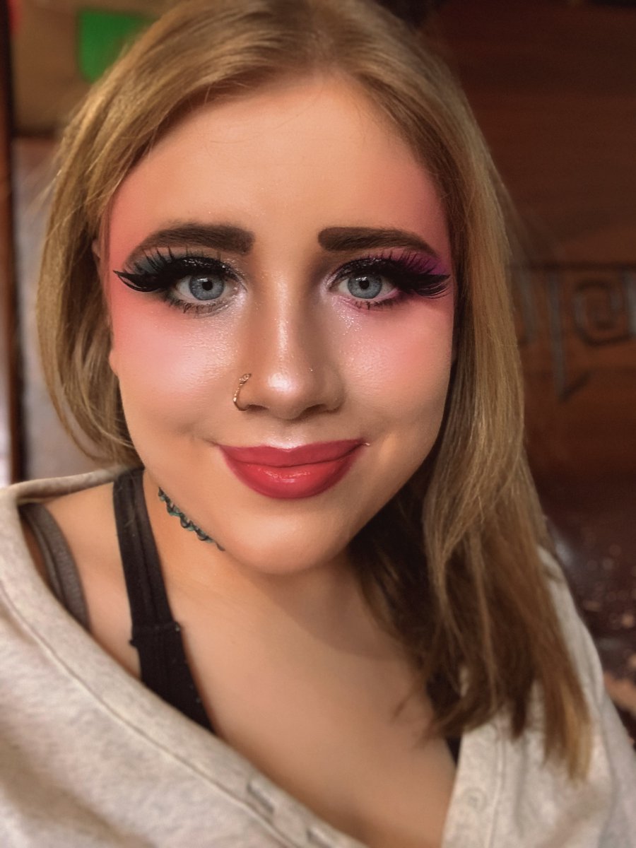 turney_sophia's tweet image. Glow made, not found.”📷
Soft makeup, soft energy.“still cute.”
#naturalglow #softvibes #prettywithpurpose
• “Didn’t know what to post, so… hey.”
#lightmakeup #everydaylook #glowup #selfies #selfie