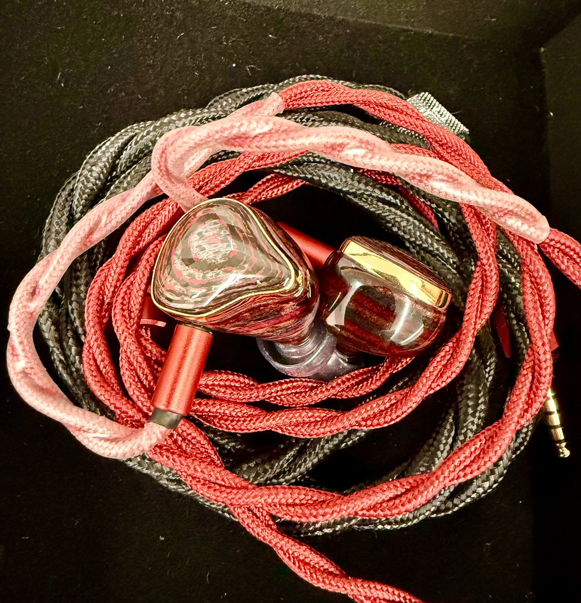 ASAHIさん

中低域寄りで高域控えめ。
抜けがいいタイプではないね。
ボーカルは良かったけど楽器は少し低音が被ってる気が。。
装着感はよかった。
低域が主張気味なのは骨伝導かね？🤔