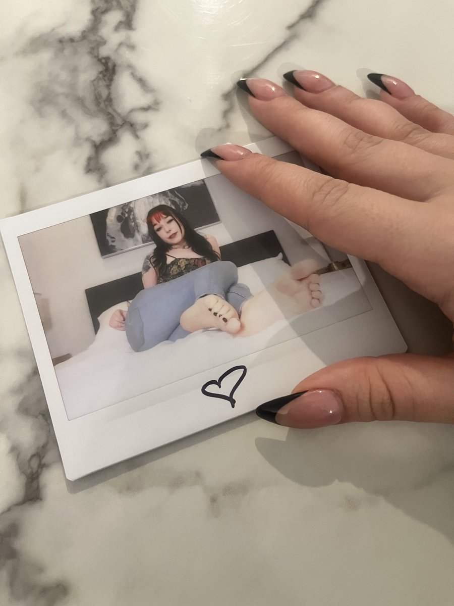 goodnight all 🖤 had such a good day today! got tickled + my feet worshipped by <a href="/thetickleroom/">The Tickle Room</a>, got and gave hella wedgies with <a href="/Rivers21Kyle/">Kyle The Wedgie Boy</a>, did a texting session revolving all around scissors K.O.’s, then sent my sub some late night NNN fail-intended messages due to him