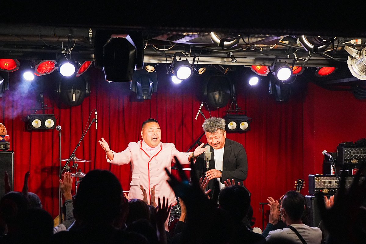 2YOU_MAGAZINE's tweet image. #2YOUなりのフリーダムなナゴヤ
飛び交うワードとモーション全てが会場を沸かせまくり。漫才&amp;amp;エアギターで3度ステージに登場したダイノジ。エアギター世界チャンピオン大地を飼い慣らす世界の大谷(大谷違い)。無敵のコンビのワールドワイドな爆笑エンターテインメント、ちゅど〜ん！
📸 @Tsujimoto_FbF