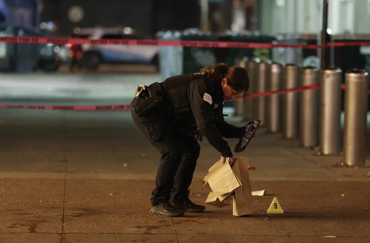 TrueCrimeUpdat's tweet image. ⚠️WARNING: This post describes a mass shooting event.

As many as five people were shot just outside the Chicago Theatre in the Loop late Friday night following the city&apos;s annual tree lighting ceremony. The shooting occurred around 9:50 p.m. in the 100 block of North State…