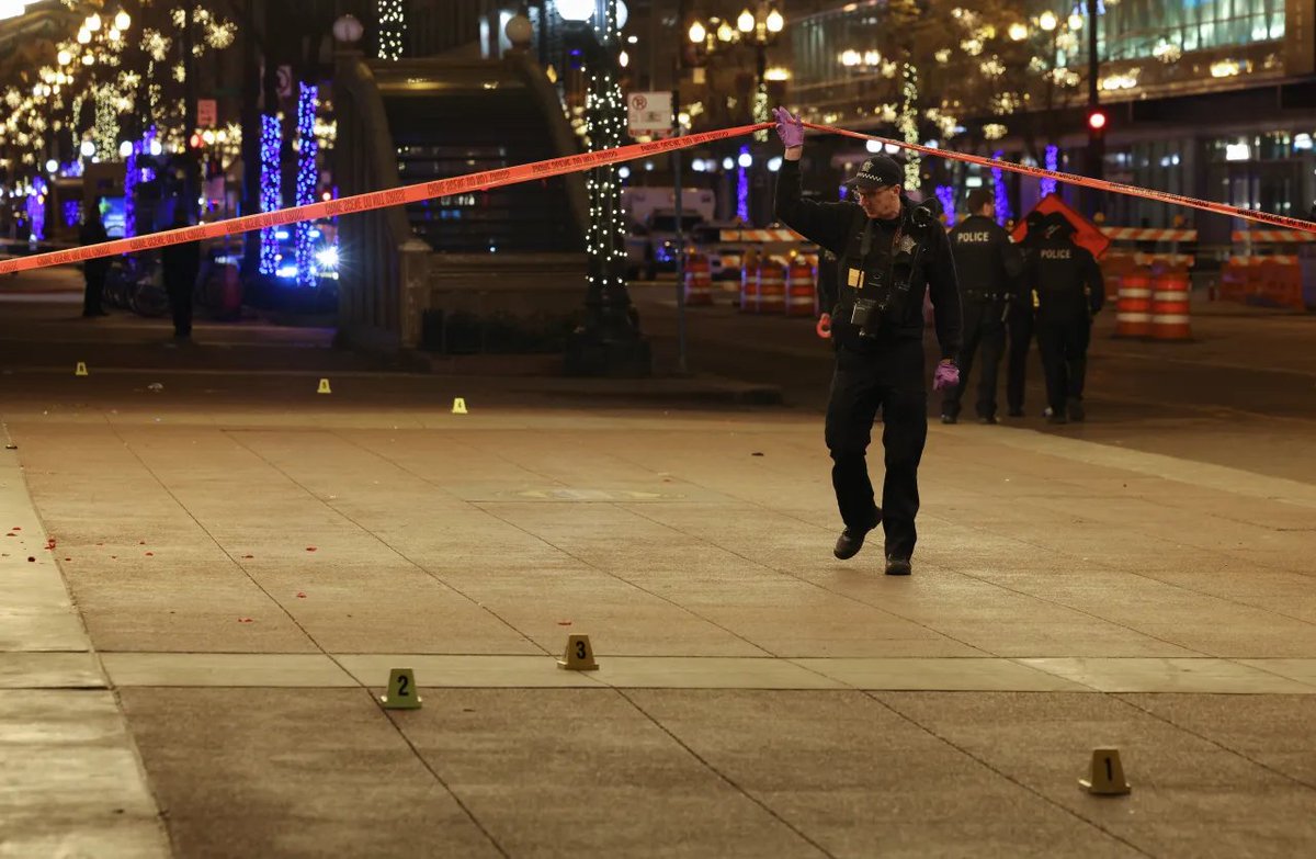 TrueCrimeUpdat's tweet image. ⚠️WARNING: This post describes a mass shooting event.

As many as five people were shot just outside the Chicago Theatre in the Loop late Friday night following the city&apos;s annual tree lighting ceremony. The shooting occurred around 9:50 p.m. in the 100 block of North State…