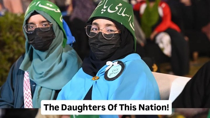nrumaisa326's tweet photo. The daughtrf of this nation 👍#اجتماع_ع��م_مینار_پاکستان https://t.co/VqjGuJeLQz