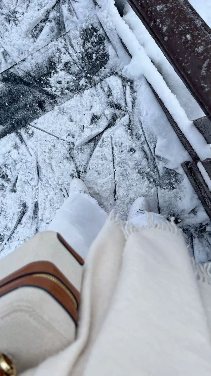 HmryLtyft's tweet image. كل ما تغنجت في لبسي و هندامي
قمت أتخيّل لو إنه واقفٍ صوبي !🤎

#صباح_الأشياء_الحلوة