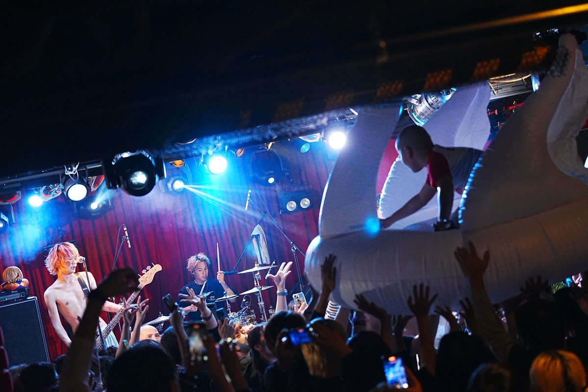 2YOU_MAGAZINE's tweet image. #2YOUなりのフリーダムなナゴヤ
運を味方につけた上でバンドのフィジカルも鍛えられまくり、無双モードのかずき山盛り。ダイノジ大地を召喚するなんてパイレーツが過ぎる癖にみんなで大事に子供を担ぐピースフル・イズ・ウレシーナ。そしてイサムは打ち上げでしっかり三次会NINJA。
📸 @Tsujimoto_FbF