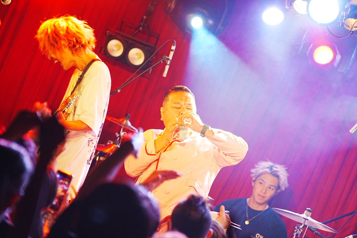 2YOU_MAGAZINE's tweet image. #2YOUなりのフリーダムなナゴヤ
運を味方につけた上でバンドのフィジカルも鍛えられまくり、無双モードのかずき山盛り。ダイノジ大地を召喚するなんてパイレーツが過ぎる癖にみんなで大事に子供を担ぐピースフル・イズ・ウレシーナ。そしてイサムは打ち上げでしっかり三次会NINJA。
📸 @Tsujimoto_FbF