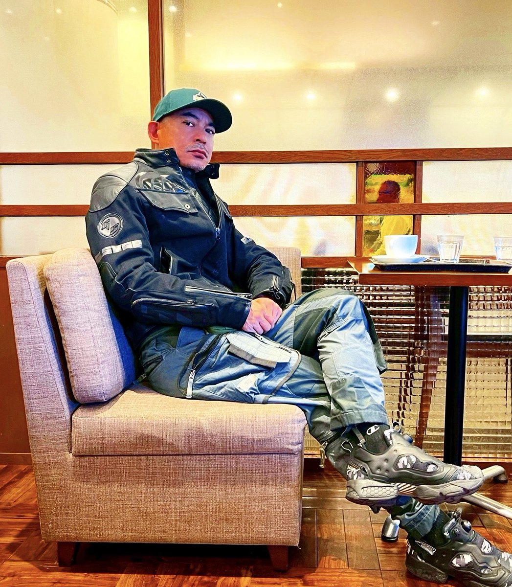 jangoool's tweet image. スンとすましたオッサンと
何かを一生懸命に話すオッサン