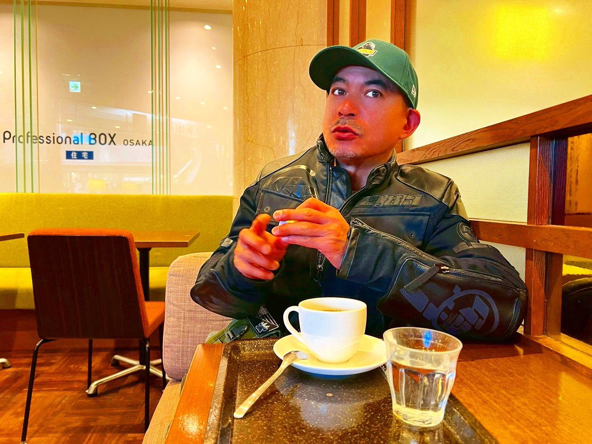 jangoool's tweet image. スンとすましたオッサンと
何かを一生懸命に話すオッサン