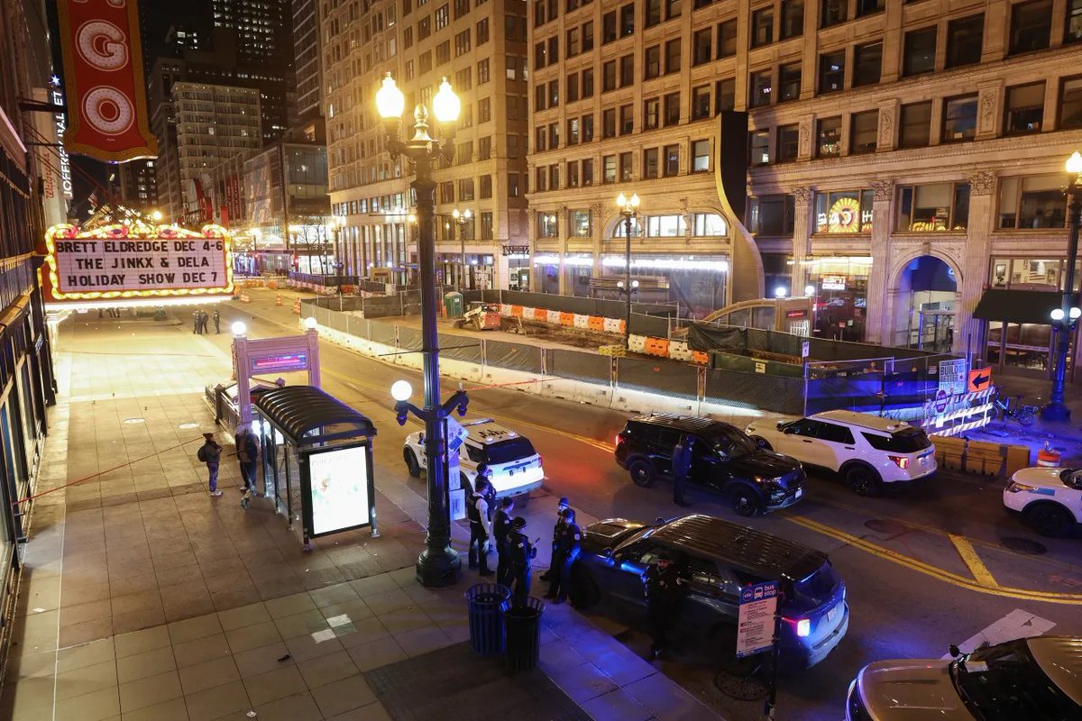 TrueCrimeUpdat's tweet image. ⚠️WARNING: This post describes a mass shooting event.

As many as five people were shot just outside the Chicago Theatre in the Loop late Friday night following the city&apos;s annual tree lighting ceremony. The shooting occurred around 9:50 p.m. in the 100 block of North State…
