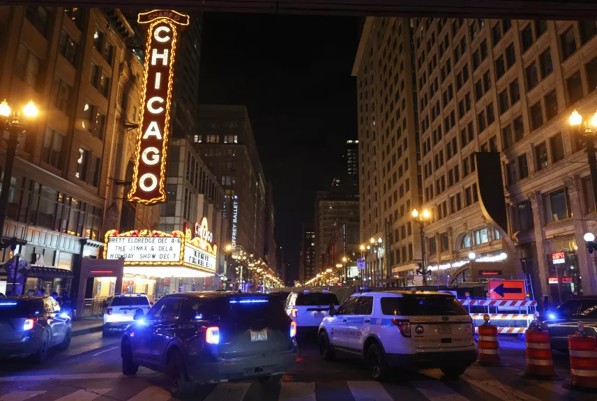 TrueCrimeUpdat's tweet image. ⚠️WARNING: This post describes a mass shooting event.

As many as five people were shot just outside the Chicago Theatre in the Loop late Friday night following the city&apos;s annual tree lighting ceremony. The shooting occurred around 9:50 p.m. in the 100 block of North State…