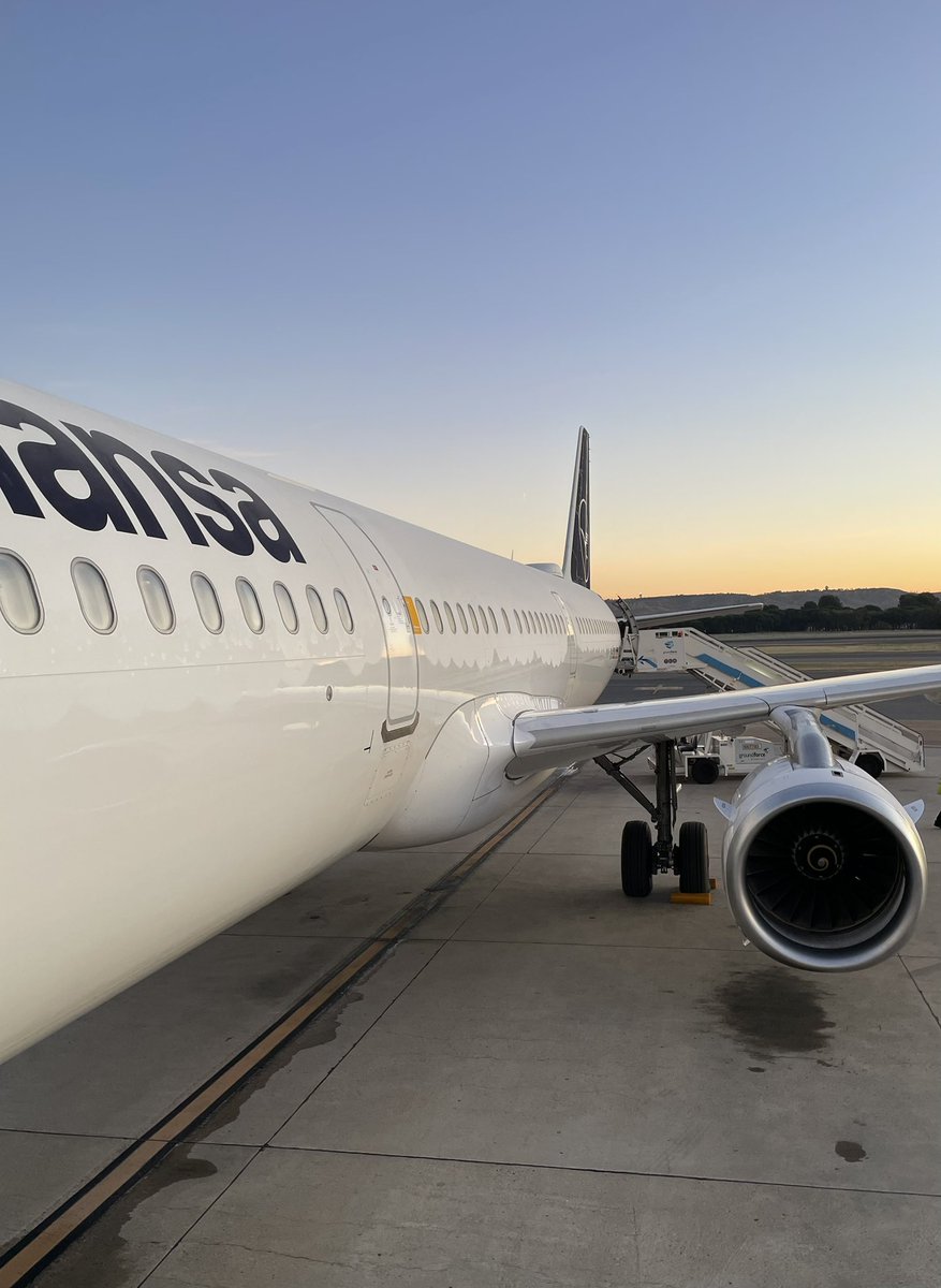 GZ_Spotter's tweet photo. Good morning #avgeeks #sunset #Madrid @aena #B787 #B764 #A321
Stunning and freezing boarding 🥶 https://t.co/ZLERBPmiFW