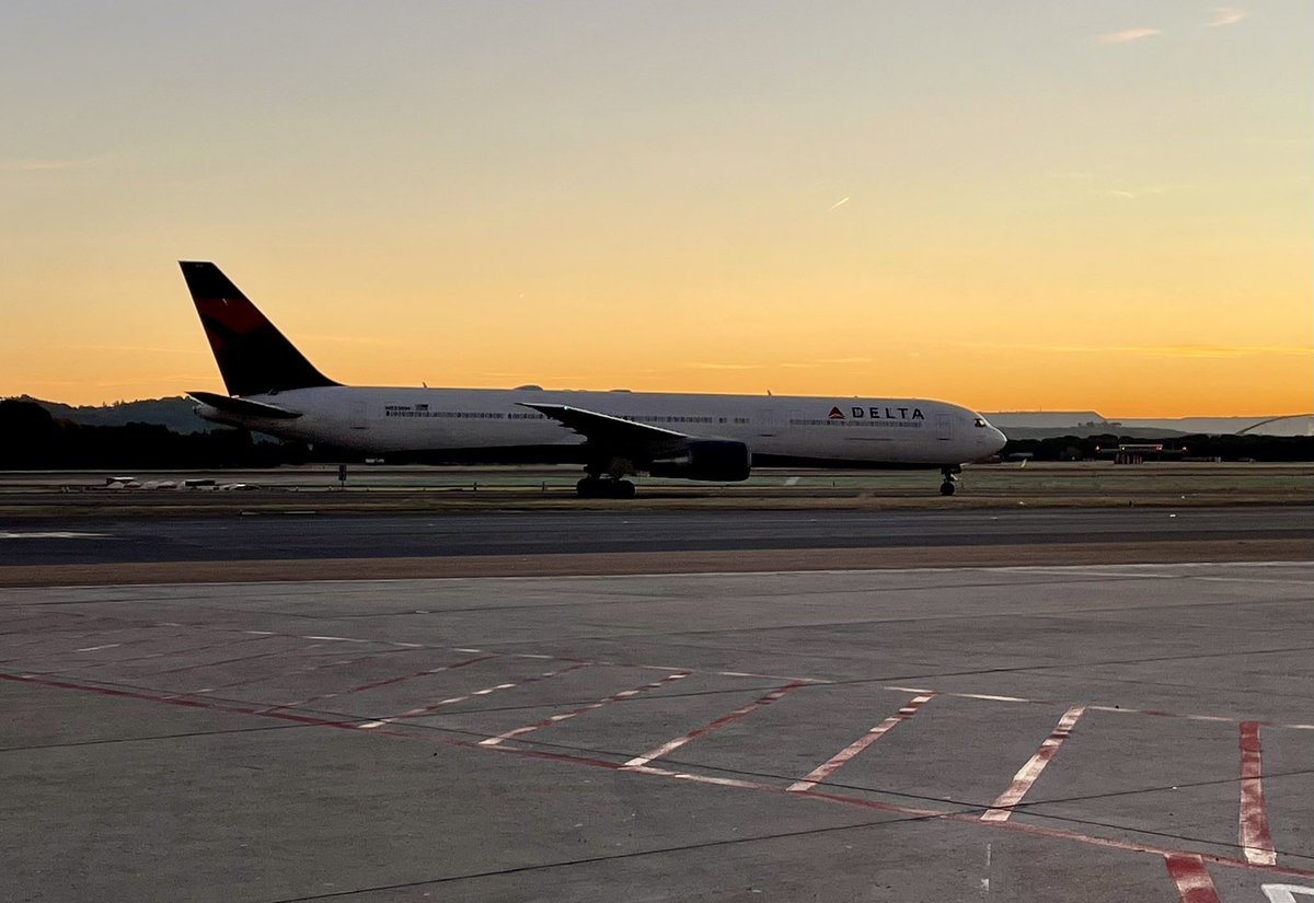 GZ_Spotter's tweet photo. Good morning #avgeeks #sunset #Madrid @aena #B787 #B764 #A321
Stunning and freezing boarding 🥶 https://t.co/ZLERBPmiFW