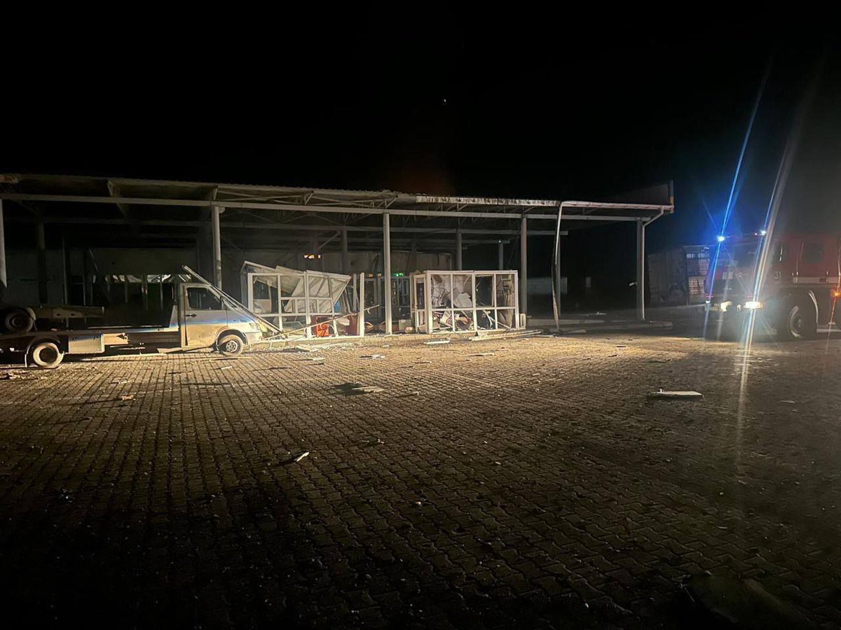 UaArtem's tweet image. Кончені придурки направили близько 40 шахедів на селище Орлівка, що на кордоні з Румунією. Розбили міжнародний пункт пропуску через Дунай.