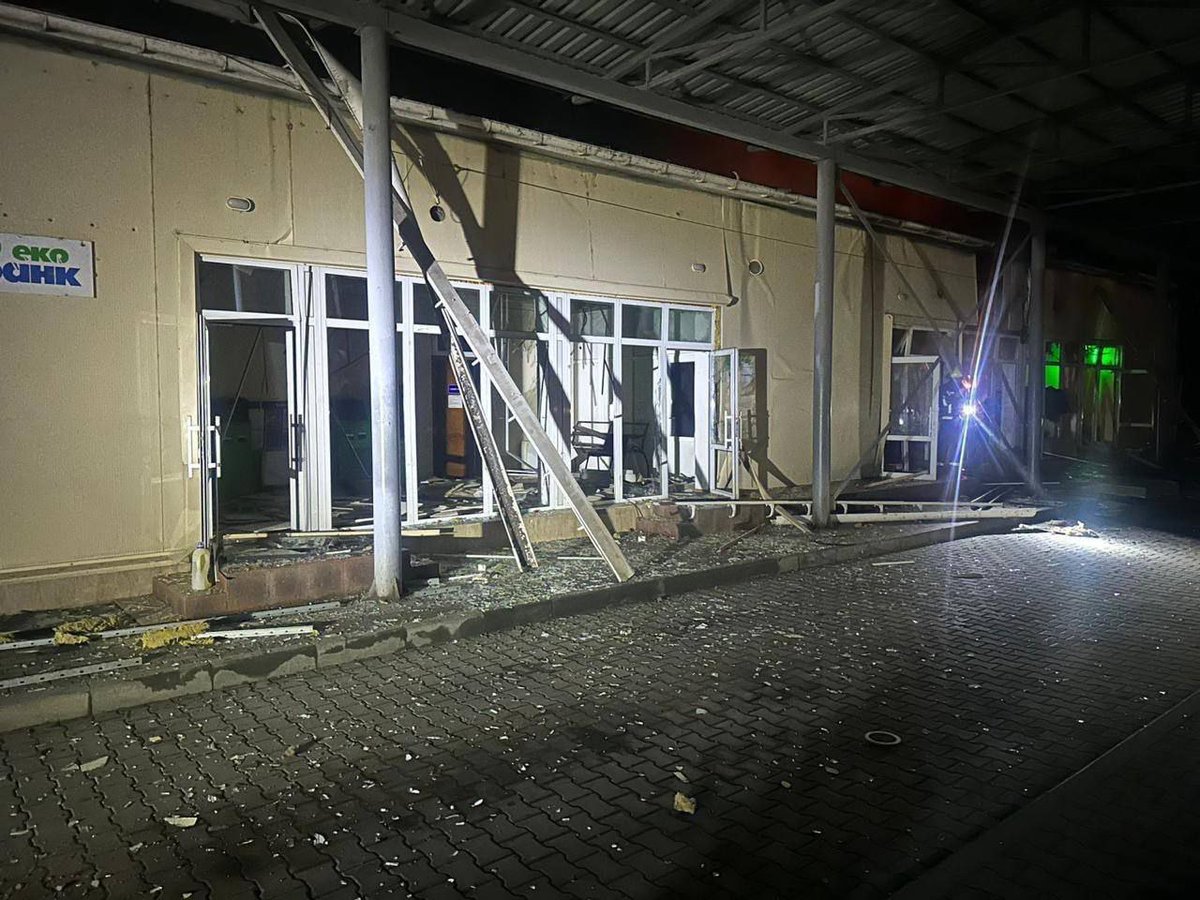 UaArtem's tweet image. Кончені придурки направили близько 40 шахедів на селище Орлівка, що на кордоні з Румунією. Розбили міжнародний пункт пропуску через Дунай.