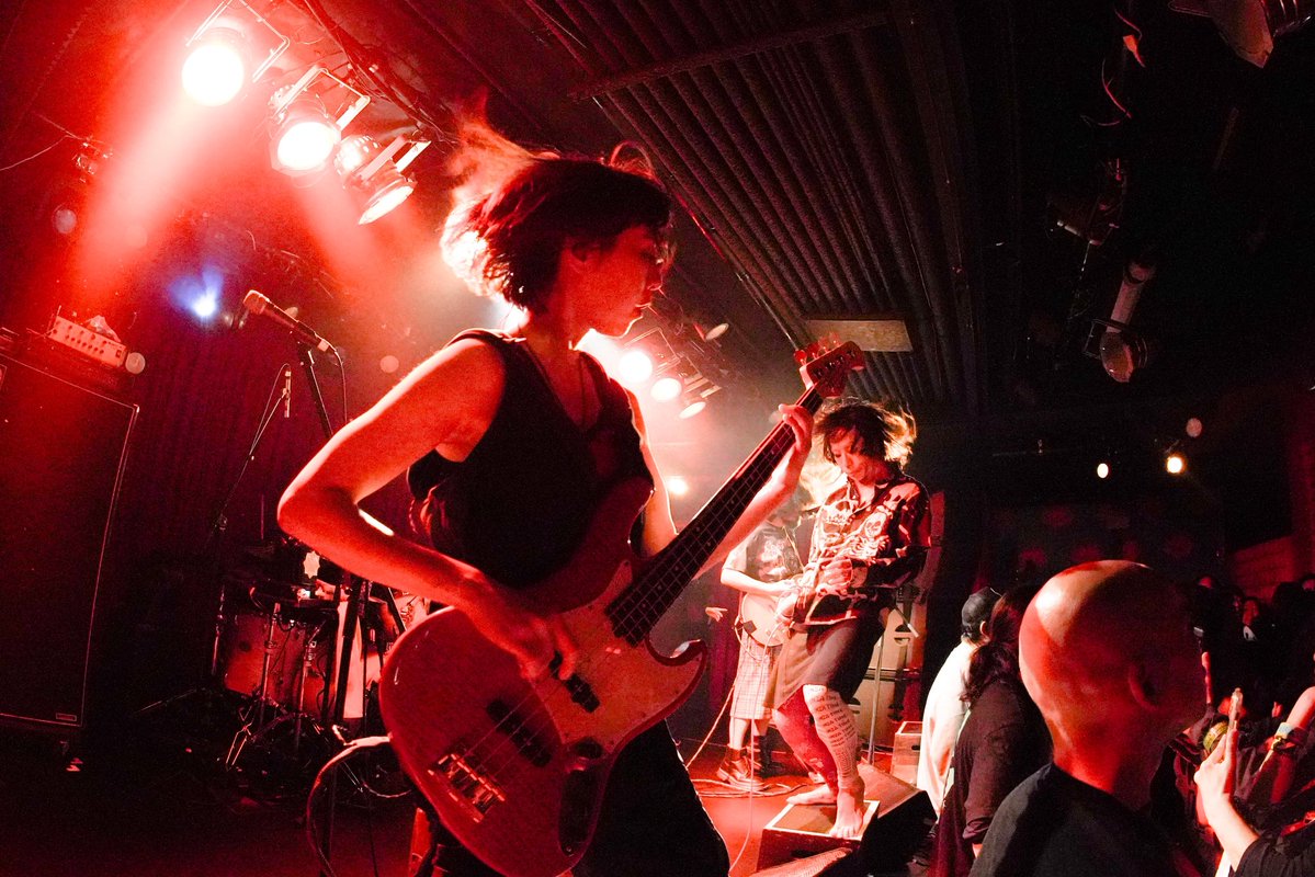 2YOU_MAGAZINE's tweet image. #2YOUなりのフリーダムなナゴヤ
魔がさしたら寄っといでフリーダムな宴、今宵もバックドロップシンデレラと、とりもどしたライブハウスでウンザウンザ。ロックが死んだなんてもう言わせない、見てよこのザマお待ちかねの密密放題。悪ふざけを企んで、心を踊らせて、日々を続けよう。
📸 @Tsujimoto_FbF