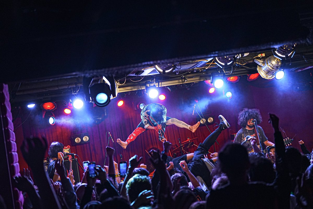 2YOU_MAGAZINE's tweet image. #2YOUなりのフリーダムなナゴヤ
魔がさしたら寄っといでフリーダムな宴、今宵もバックドロップシンデレラと、とりもどしたライブハウスでウンザウンザ。ロックが死んだなんてもう言わせない、見てよこのザマお待ちかねの密密放題。悪ふざけを企んで、心を踊らせて、日々を続けよう。
📸 @Tsujimoto_FbF