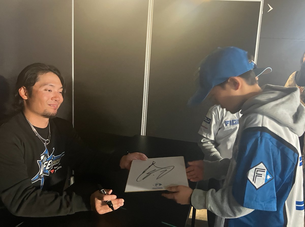 伊藤大海 投手からサイン?️ F FESの思い出に? #FFES2025 #lovefighters