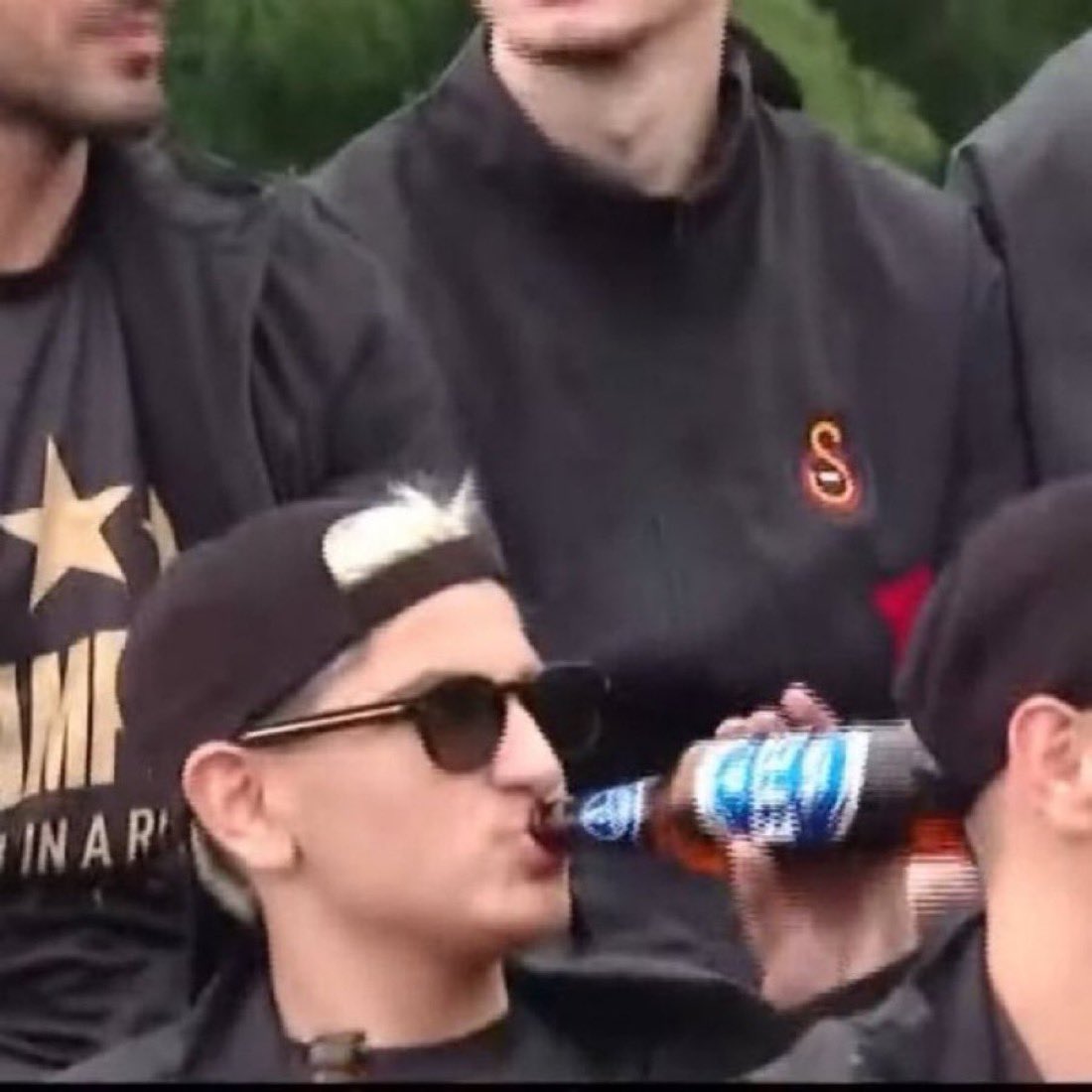 Kendi oğlu bira içiyor. Fakat rakı içiyor diye Alperen’i takipten çıkıyor. Bi duruşunuz olsun aq