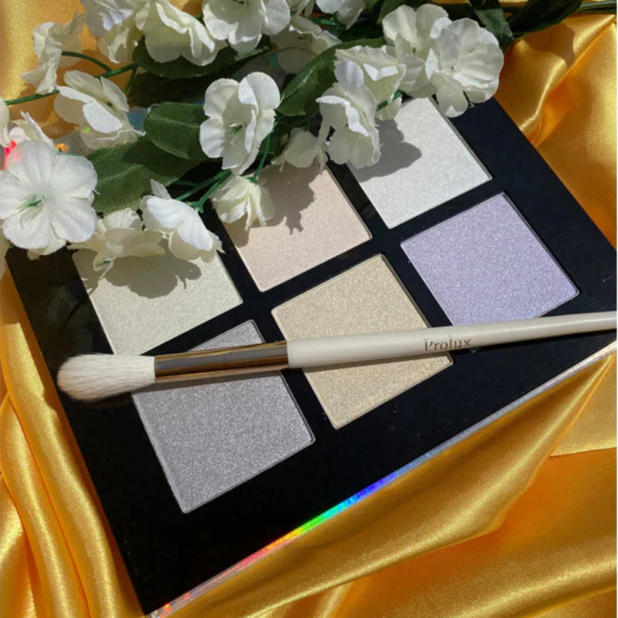Cosmetics144's tweet image. Buildable coverage allows a soft, ethereal glow or a dramatic holographic highlight, making it versatile for any occasion. #BuildableMakeup #HighlightTips #RadiantFinish #HolographicGlow #CosmicBeauty