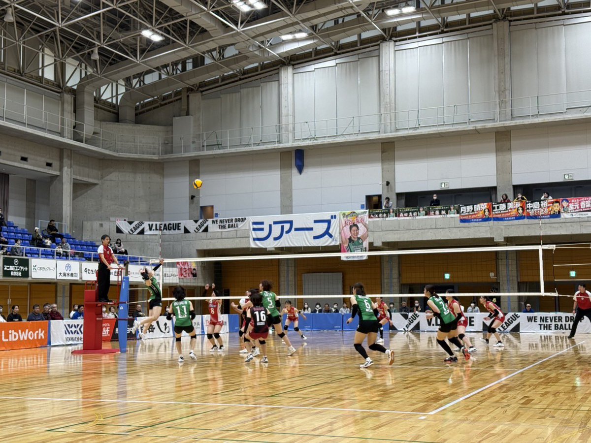 forest_kumamoto's tweet photo. 【🏐熊本大会📣✨】

🆚 広島オイラーズ

⭐︎25-18
⭐︎25-11
⭐︎25-16

フォレスト 3 – 0 広島オイラーズ

本日は会場までお越しいただいた皆様、またLIVE配信での、たくさんの応援をありがとうございました🙇‍♀️✨
気を引き締めて、明日に向けてしっかりと準備したいと思います🔥

皆さん、明日も是非会場で熱い応援をよろしくお願いします❤️‍🔥

#フォレストリーヴズ熊本
#Vリーグ #試合結果
#ウィングまつばせ #ホームゲーム