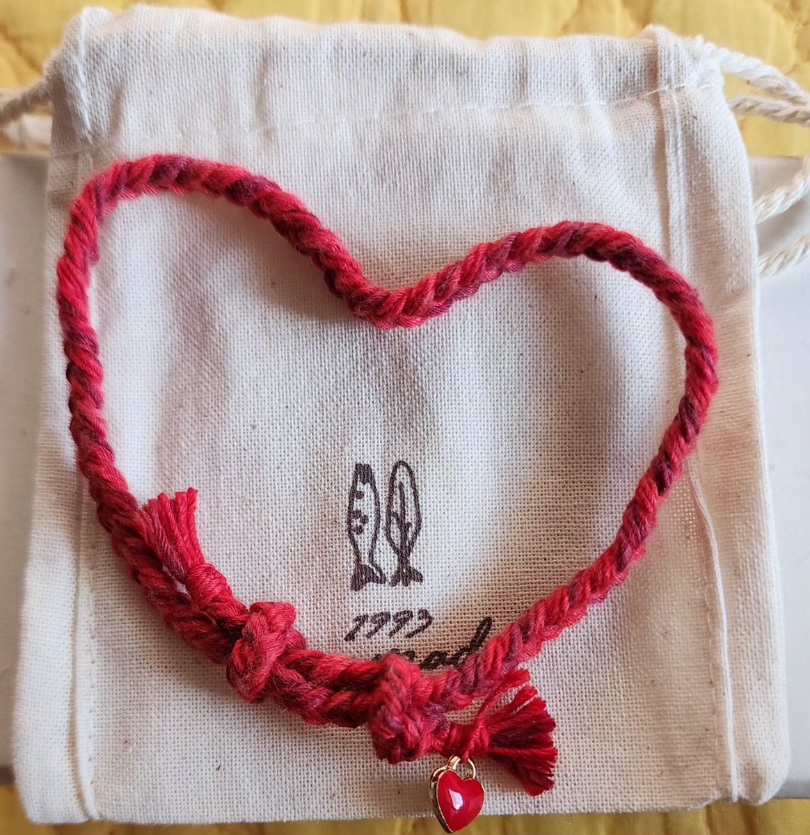 gomdoltaehyeon1's tweet image. 태형이가 선물해준 
심장병후원팔찌
드뎌 도착했다 ~💜👍🏻❤️
이쁜곰돌이가 이쁜 짓만 
소리없이 하는건 
칭찬해주고 싶다
#언제나김태형편 #태형아매일더사랑해