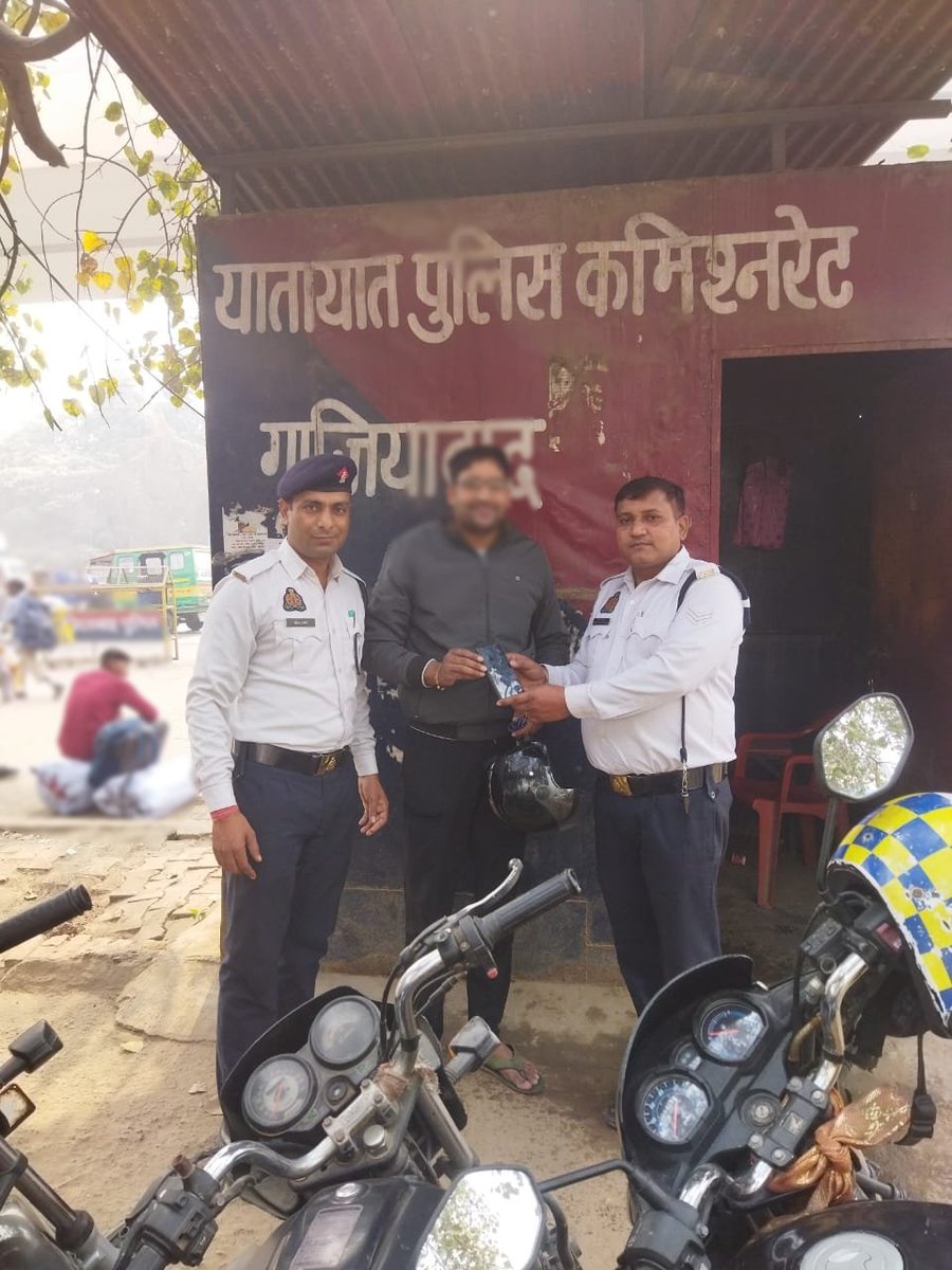 Gzbtrafficpol's tweet photo. आज दिनाँक 22/11/2025 को मोहन नगर ट्रैफिक बूथ के पास किसी अज्ञात व्यक्ति का मोबाइल फोन गिर गया जिसे यातायात पुलिस गाजियाबाद द्वारा उक्त व्यक्ति से संपर्क स्थापित होने पर मोबाइल फोन को सकुशल उनके सुपुर्द किया गया। https://t.co/Aivf55EsmB