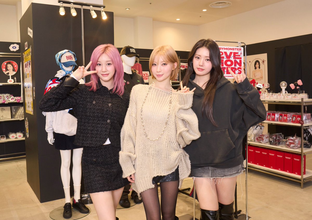 [📸] #BEHIND_THEPOPUP

POP-UP STOREに来店した
#PHARITA #ASA #RORA の
BEHIND写真を公開💖

みなさんもぜひ遊びに来てください‼️

📍 名古屋パルコ 南館10F
🗓️ 11/14(金)～11/24(月/祝)
🕐 10:00～19:30 (最終入場：19:00)

🔗 babymonster-official.jp/s/ygbm/page/lo…

#BABYMONSTER #베이비몬스터