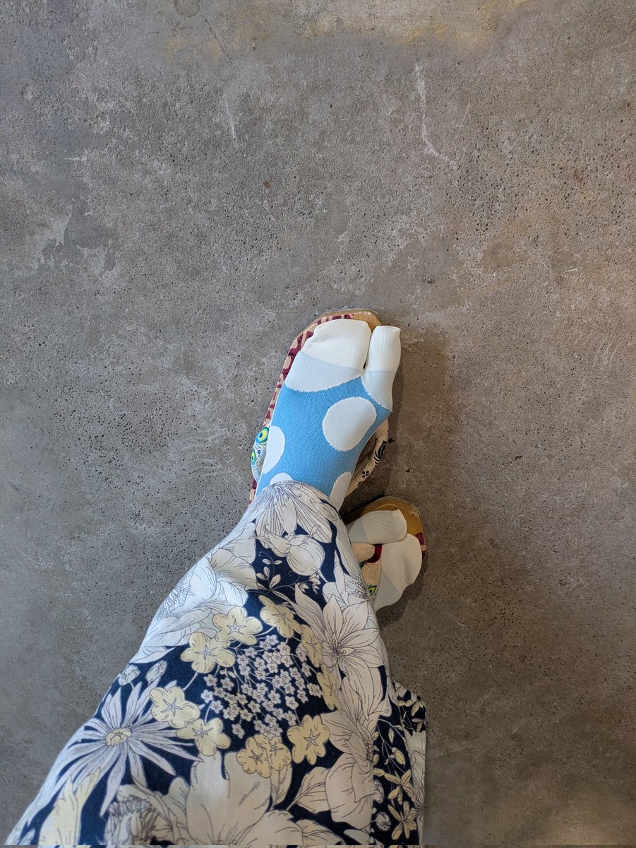 ミミズクヤ東京店 <a href="/mimiowlya/">ミミズクヤ</a>
11/21〜11/24

ひっそりと置いてあるウワサの靴下🧦
ひっそりと人気で
残りわずかとなりました

下にカラーソックス履くとこんな感じになります🧦

#ミミズクヤ