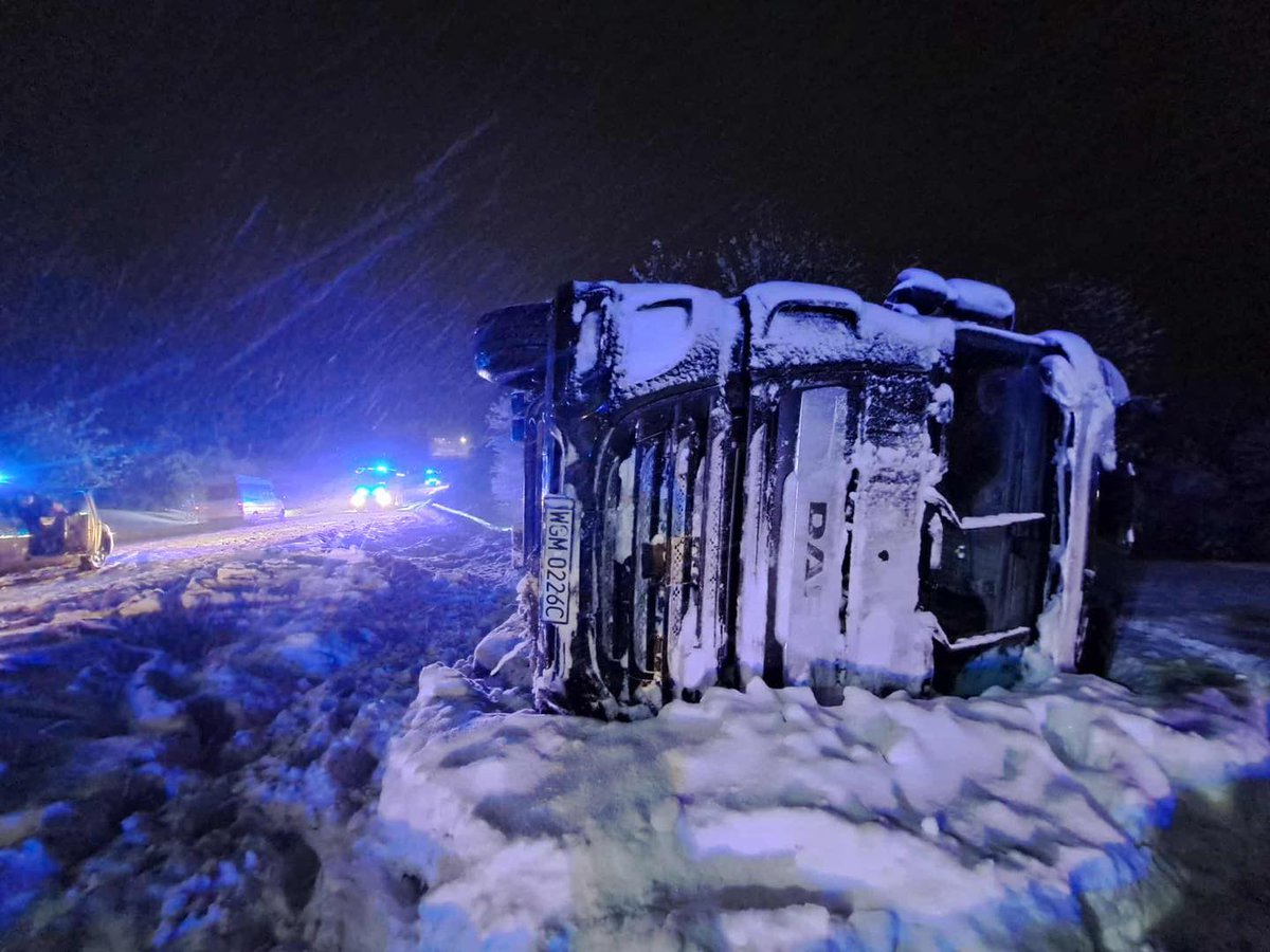 remizacompl's tweet photo. Na drogach województwa podkarpackiego panują trudne warunki. Uważajcie!
foto. OSP KSRG Dukla https://t.co/p2cZ4YNdCK