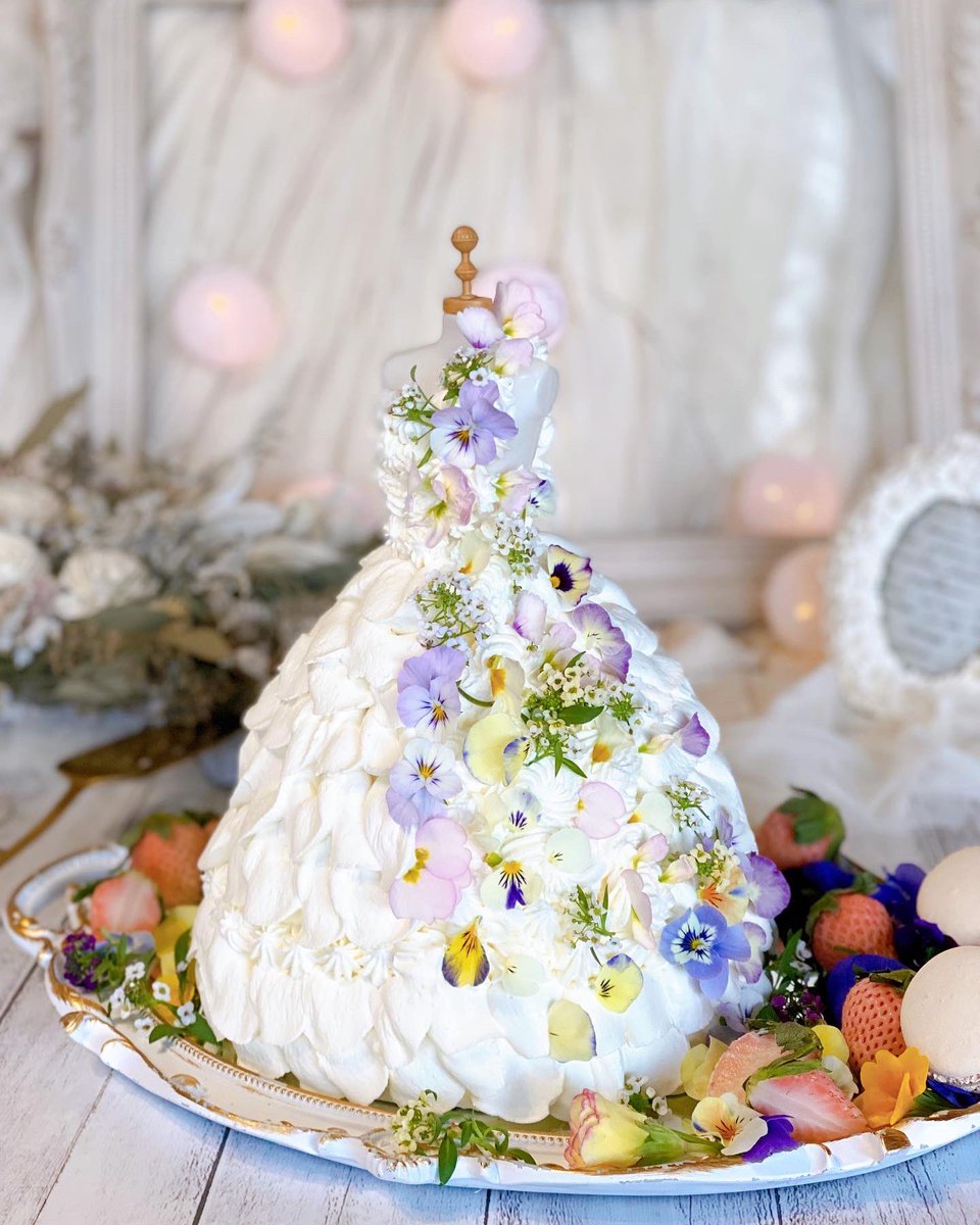 94156033a0210's tweet image. 今日は「いい夫婦の日」なので前に作ったウェディングドレスのケーキを⟡.·*.