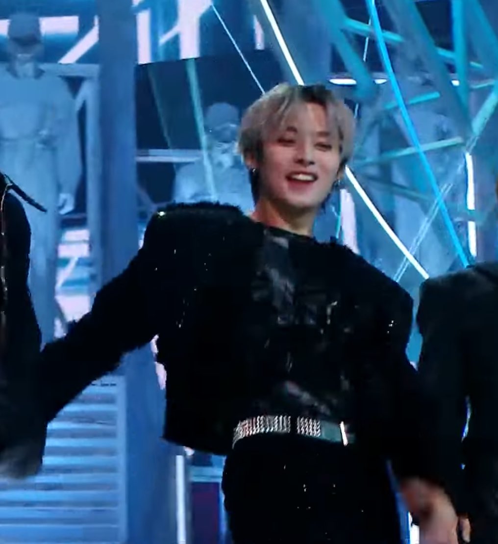 userlinoring's tweet image. leeknow’s smile when chan held his hand 😭😭😭😭😭😭😭😭😭