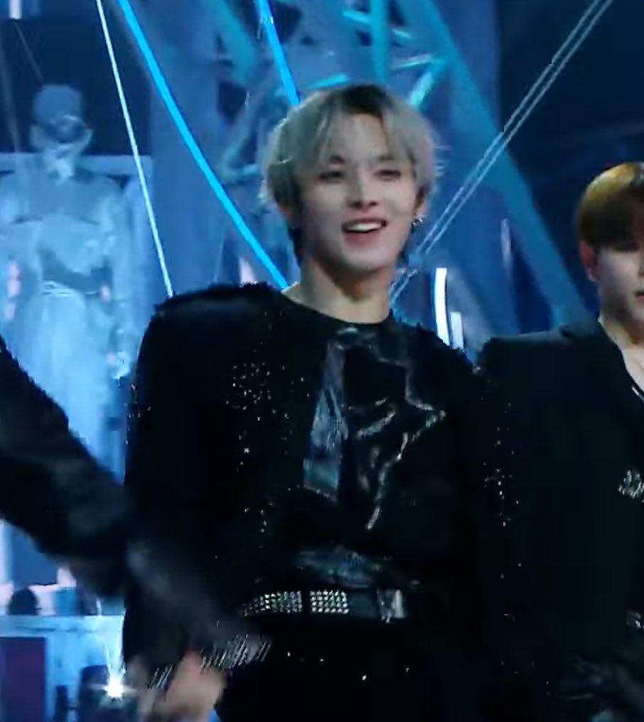 userlinoring's tweet image. leeknow’s smile when chan held his hand 😭😭😭😭😭😭😭😭😭