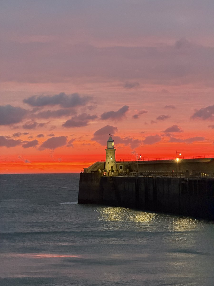 MrsF202's tweet image. Good morning! 

What a beautiful way to begin the weekend 🌅

The sky was putting on a show first thing this morning🔥

#Folkestone #hometown #sunrise