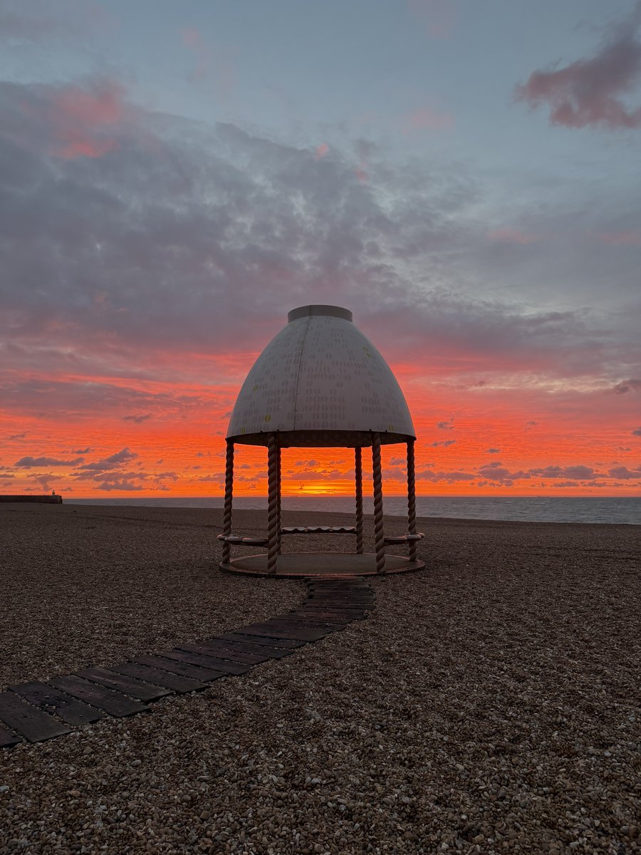 MrsF202's tweet image. Good morning! 

What a beautiful way to begin the weekend 🌅

The sky was putting on a show first thing this morning🔥

#Folkestone #hometown #sunrise