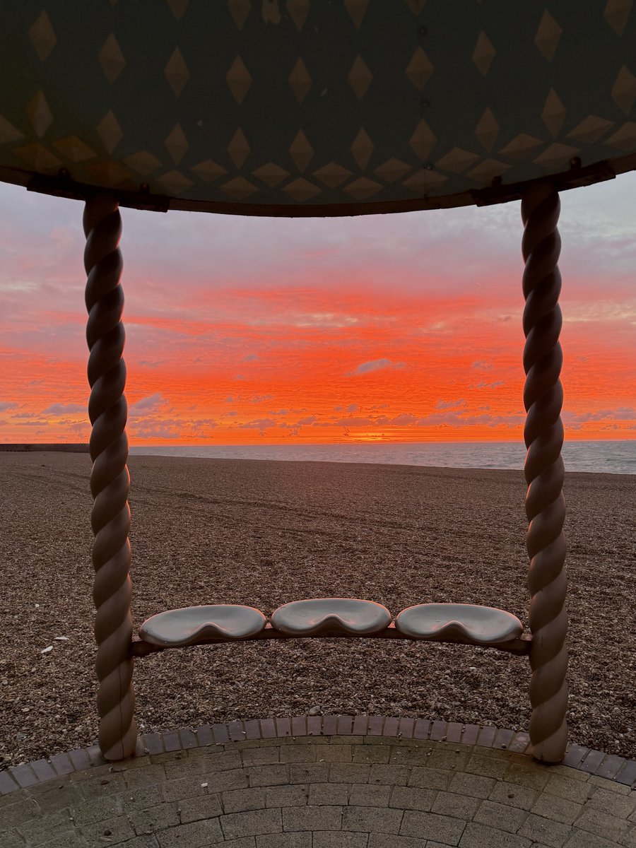 MrsF202's tweet image. Good morning! 

What a beautiful way to begin the weekend 🌅

The sky was putting on a show first thing this morning🔥

#Folkestone #hometown #sunrise