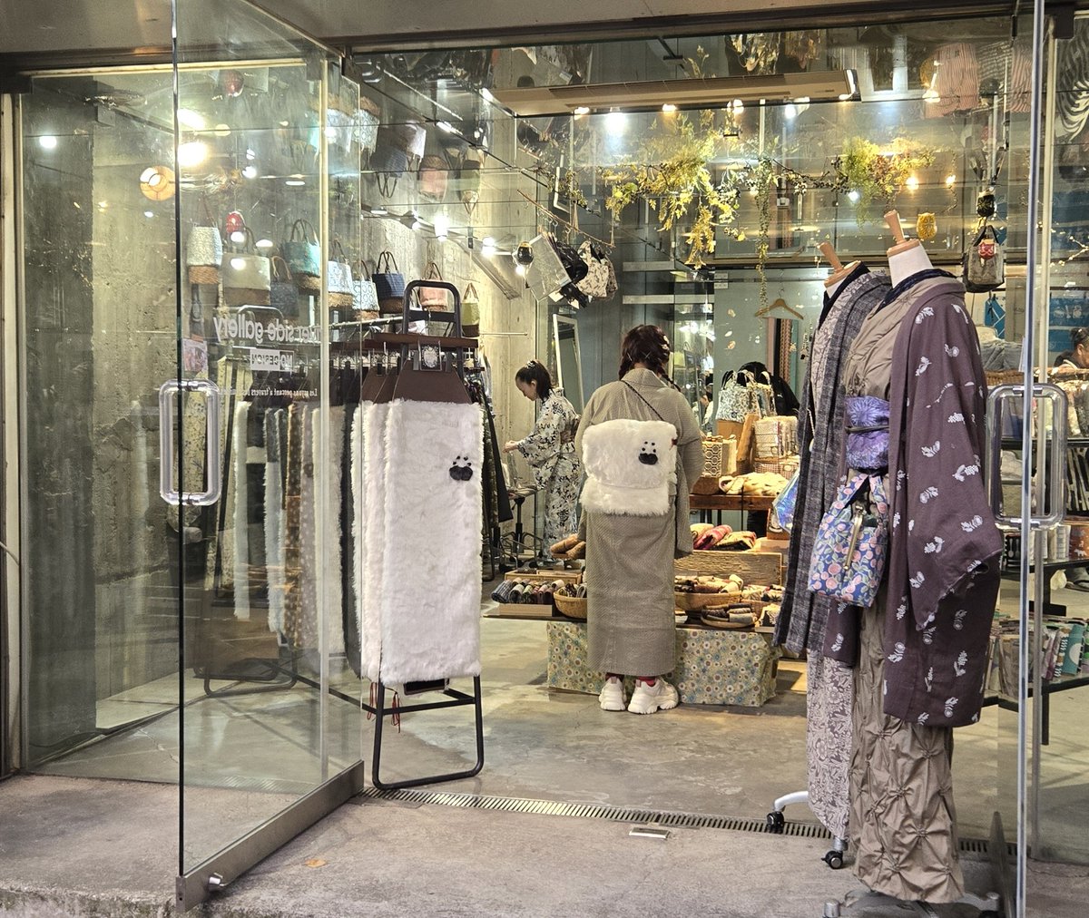 モフモフ追加GAL(遅番)！
陳列の帯と双子みたいで可愛かったのでパチリ☺️
今のカメラはパチリと言わないけどね😂
追加戦士みたいでいいでしょ…