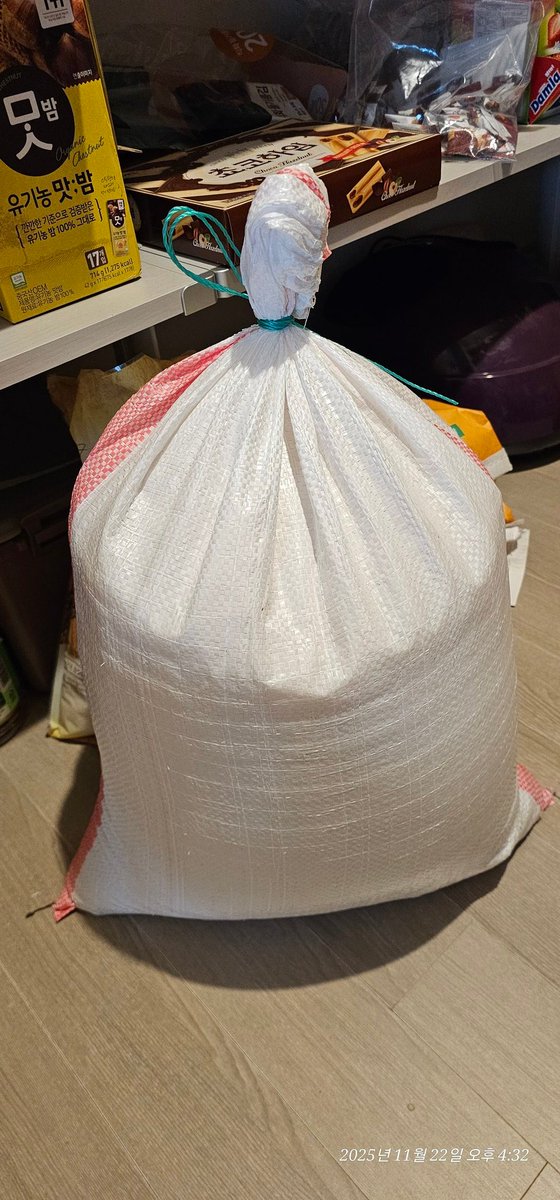 misari63's tweet photo. 직접 농사를 지어서 보내준 쌀 20kg
회사를 그만둔지 7년이 넘었는데도 챙겨 준 것을 고맙워서 기록한다. https://t.co/DMBeSnxu3Z