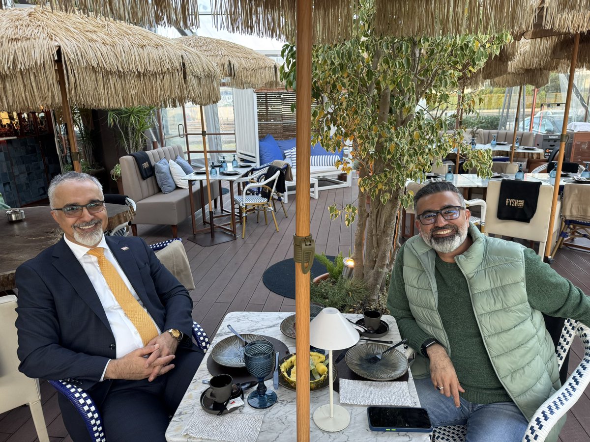 تشرفتُ قبل أيام بزيارة أخي العزيز الشاعر عارف البنّا <a href="/ArifAlbanna/">Arif AlBanna</a>، في لقاء اتسم بالودّ والذوق الرفيع.
تجوّلنا في عوالم الفكر والشعر، وكان لشعره نصيبه الأبهى.
وبنقاء الحديث مرّت أمامنا روائع شعرائنا الكبار:
جاسم الصحيح <a href="/sihayijm/">جاسم الصحيح</a>،
وعارف الساعدي <a href="/arifalsaadi16/">عارف الساعدي</a>،
وعلوي الغريفي