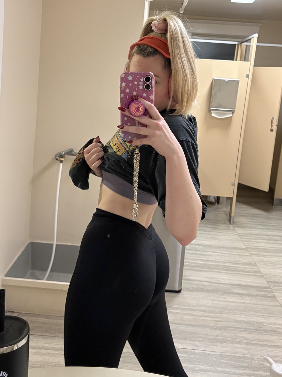 emeelzia tweet media