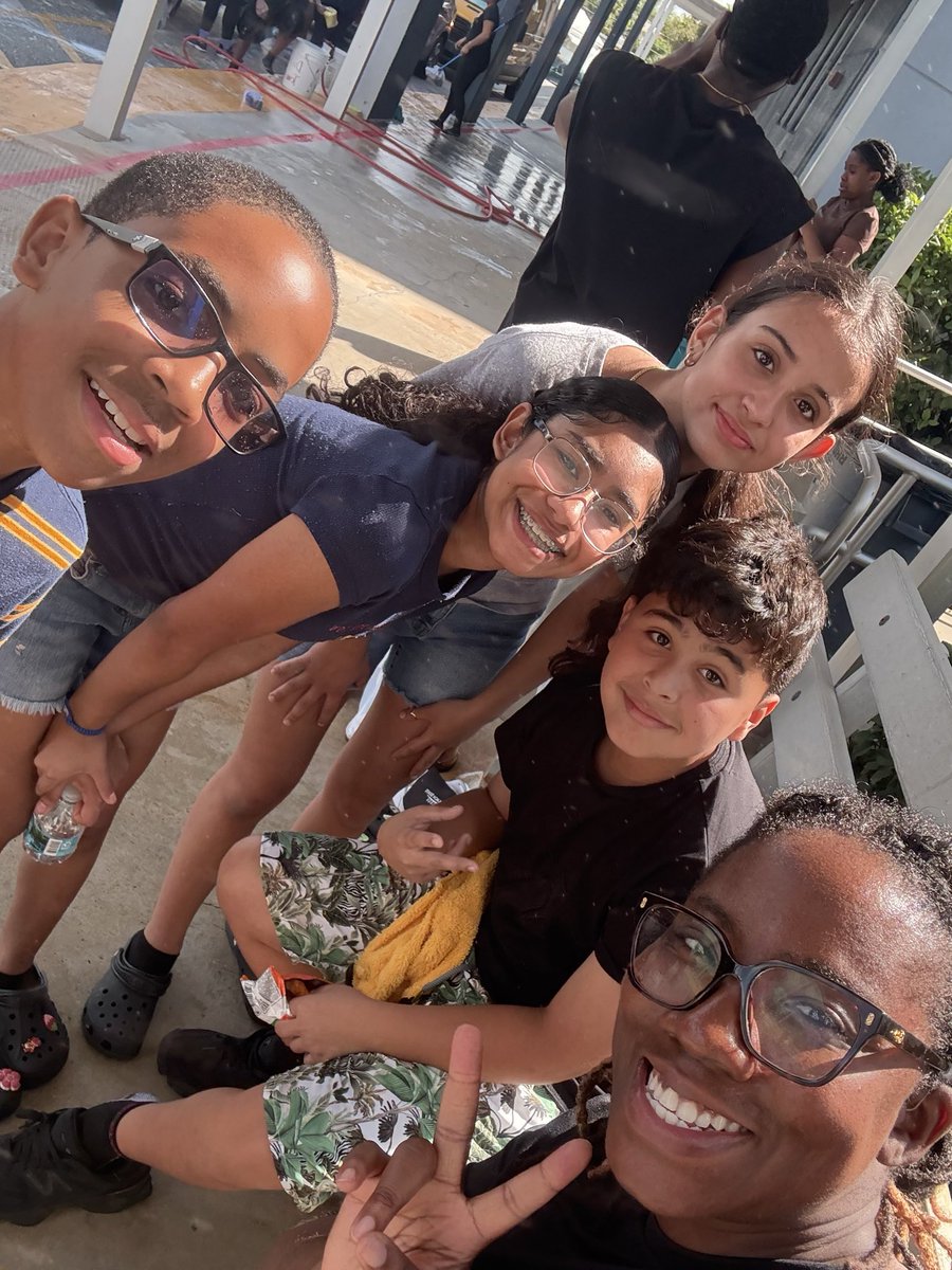 ConnistonMiddle's tweet image. Grateful for our incredible AVID students and teachers who made the Car Wash event unforgettable! Your teamwork and enthusiasm help fuel our college &amp;amp; career readiness goals. Thank you for supporting Conniston Middle! #AVID 
@jamesthomas3601 @JavierOrtolaza @FRiveraPBC