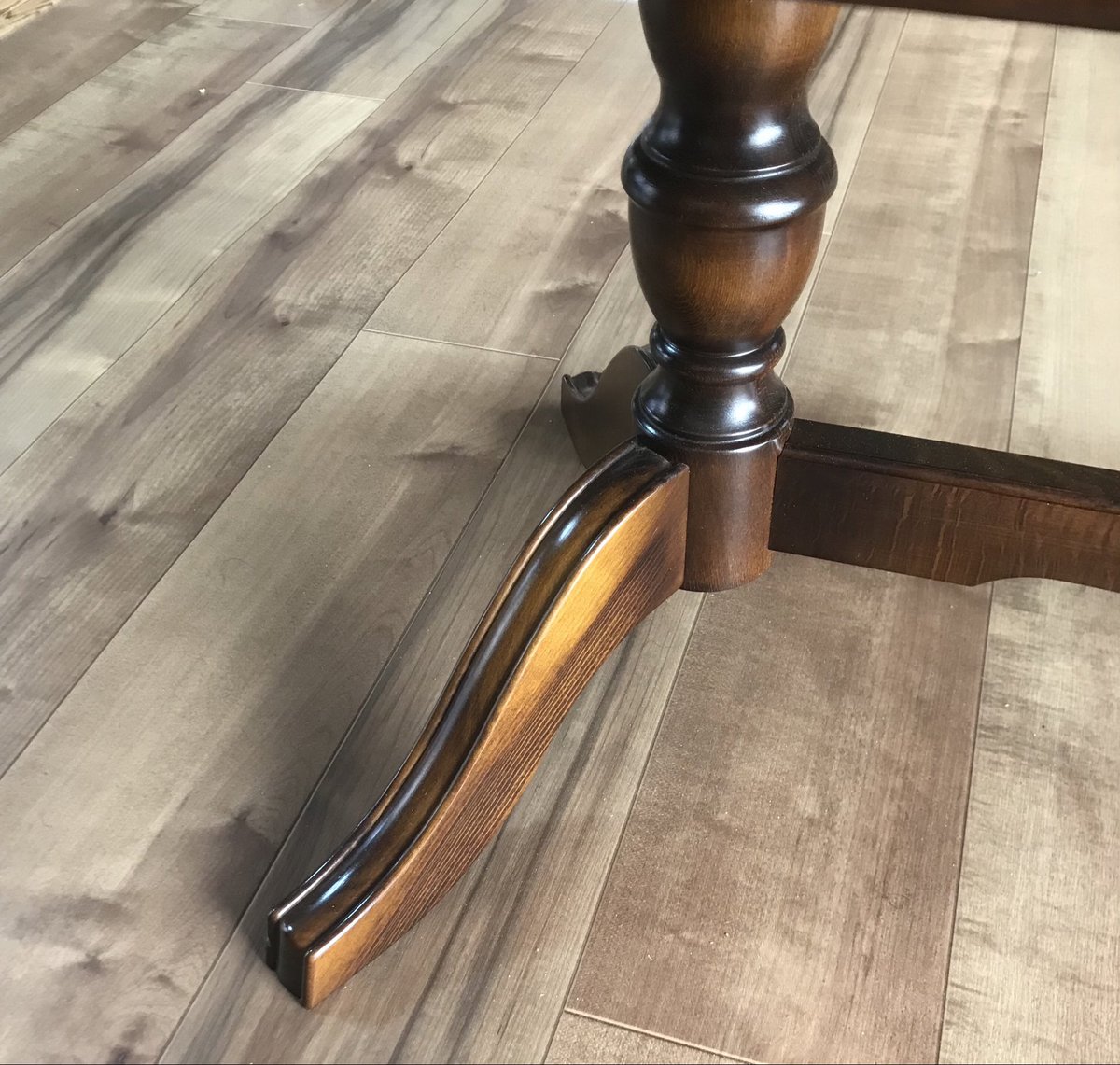 FeelingPay's tweet image. 今日は秋田で夜間工事なので、支度をして移動時間まで自宅で一息。
テーブルの脚を見ながらソファーで呆けてます。