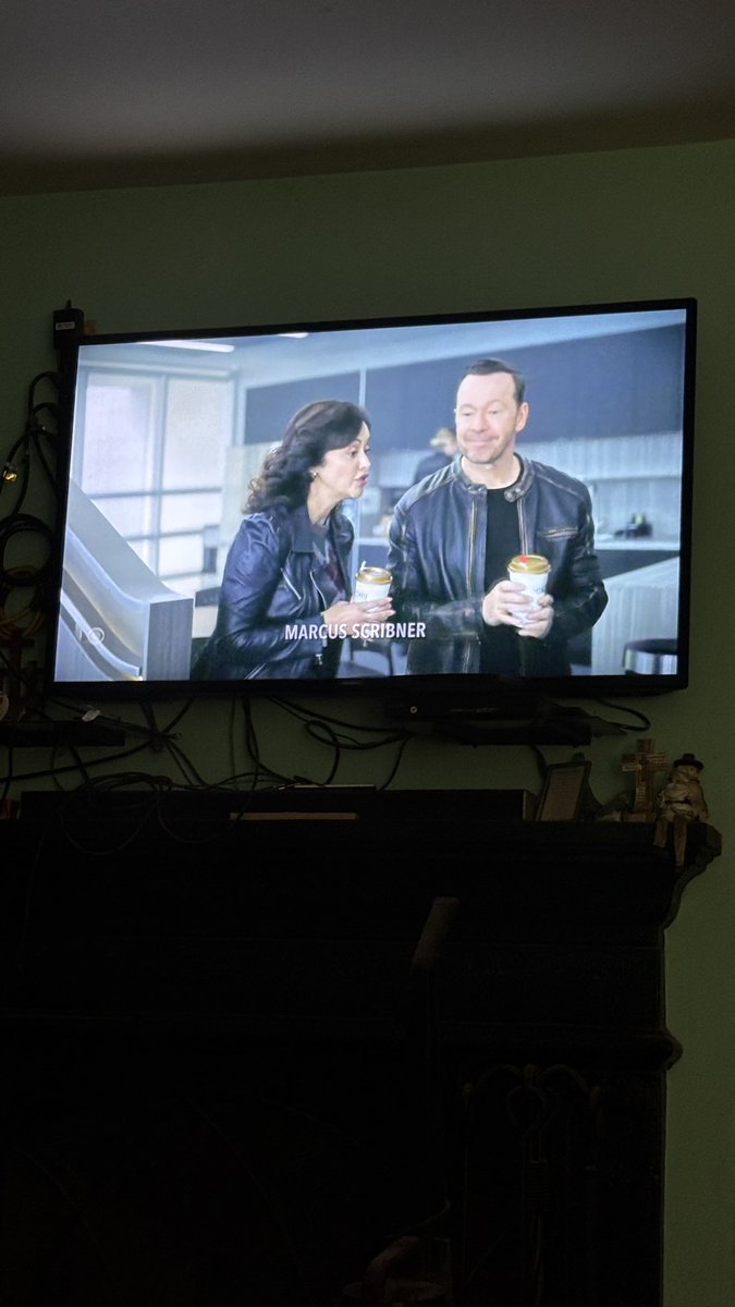 My favorite duo <a href="/DonnieWahlberg/">Donnie Wahlberg</a> #BostonBlue 💙💚