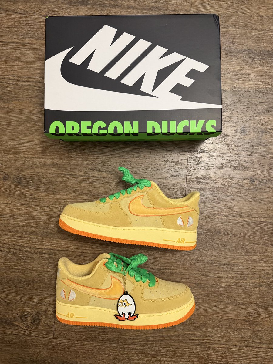 SoleRetriever's tweet image. GO DUCKS: In-hand with the DOAF x Nike Air Force 1 🦆🐣